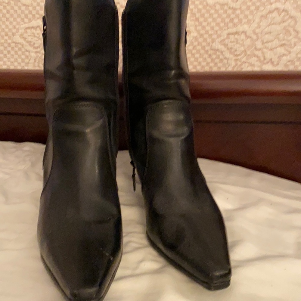 Simply pretty girl ankle boots